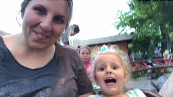 3岁女孩首次体验过山车 兴奋瞬间变惊恐