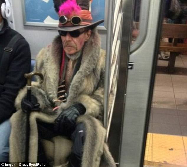 地铁里面总有奇怪的人出没图片