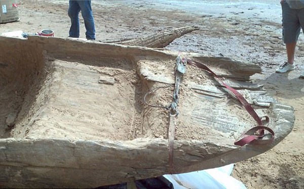 美夫妻意外发现1000年前古印第安人独木舟