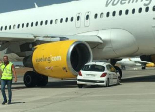 西班牙一客机起飞前撞上汽车致乘客紧急疏散