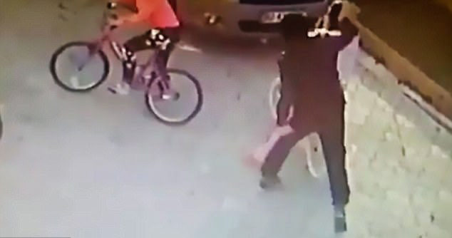 惊悚时刻！土耳其男子用石板猛击9岁女孩头部