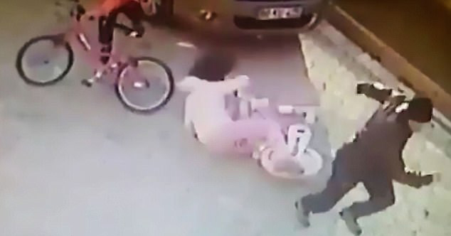 惊悚时刻！土耳其男子用石板猛击9岁女孩头部