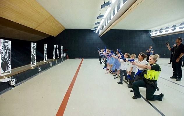 英警署安排小学生参观训练射击惹争议