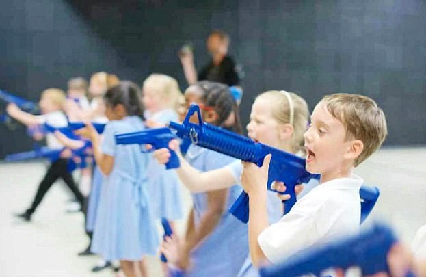 英警署安排小学生参观训练射击惹争议