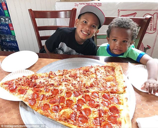 美披萨店0.6米超大披萨风靡社交网络