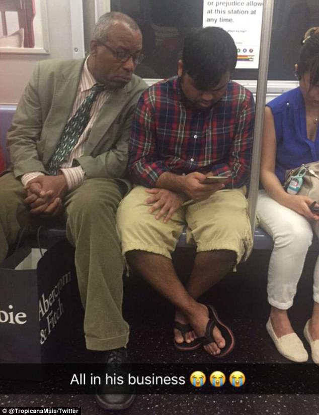 纽约一地铁乘客“竭尽全力”窥探邻座人手机内容