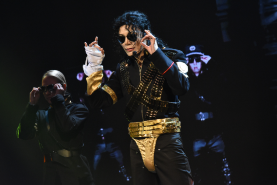 迈克尔杰克逊八周年纪念演唱会引全场观众泪