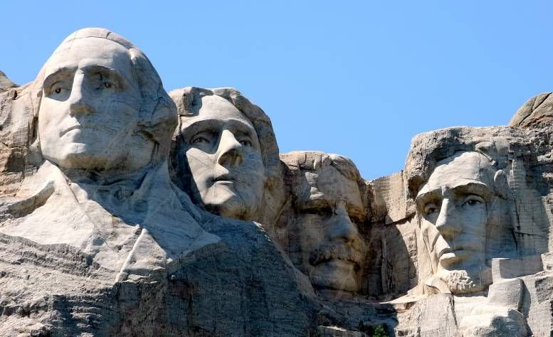 多图：特朗普上美国总统雕像山，却以这种形式
