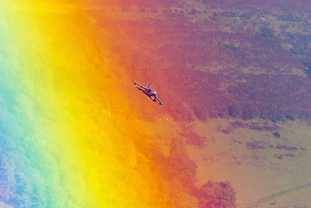 摄影师抓拍英战斗机穿越彩虹惊艳瞬间