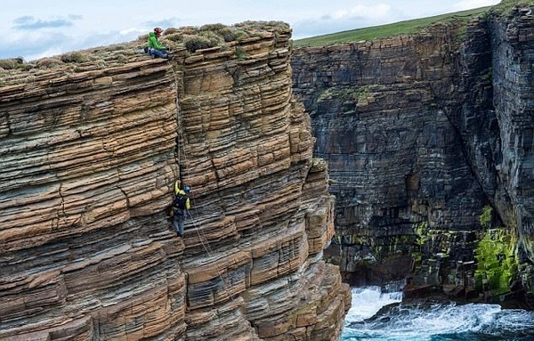 惊叹！英攀岩者勇敢攀登海中巨型石柱顶