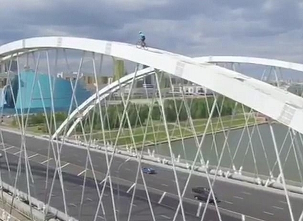 挑战不可能！意自行车手骑上大桥桥拱创下新纪录