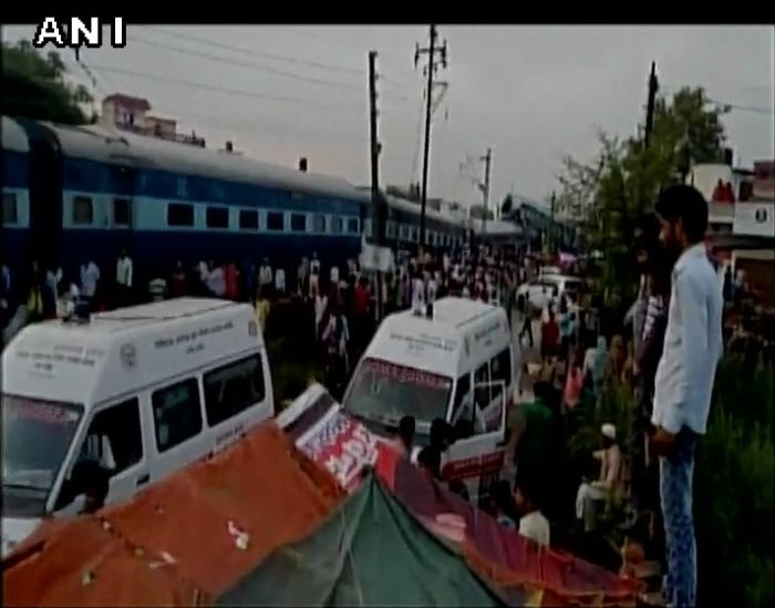 网站兼容pc 手机:印度一火车车厢发生脱轨事故