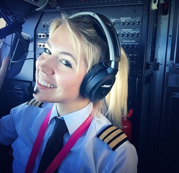 荷兰美女飞行员晒美照 鼓励女性勇敢追梦