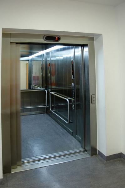 悲剧！西班牙医院电梯出事故 产妇惨被切成两半