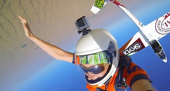美跳伞运动员致命伤愈后挑战沙漠高空花样跳伞