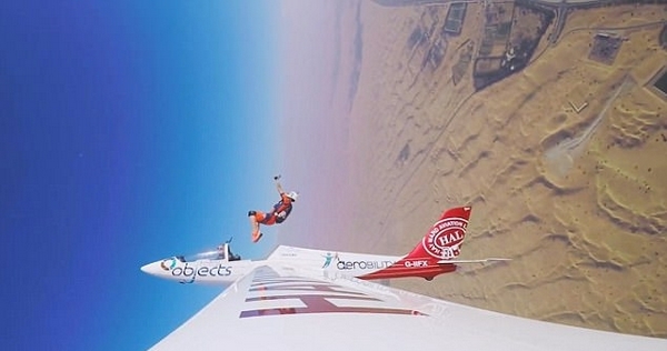 美跳伞运动员致命伤愈后挑战沙漠高空花样跳伞