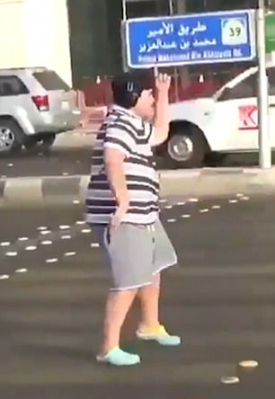 沙特少年路口跳舞被捕 警方称其“违反公德”