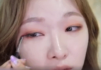 可以选择下眼线的轻微包裹,不仅会让你的眼睛看起来瞬间放大而且更加