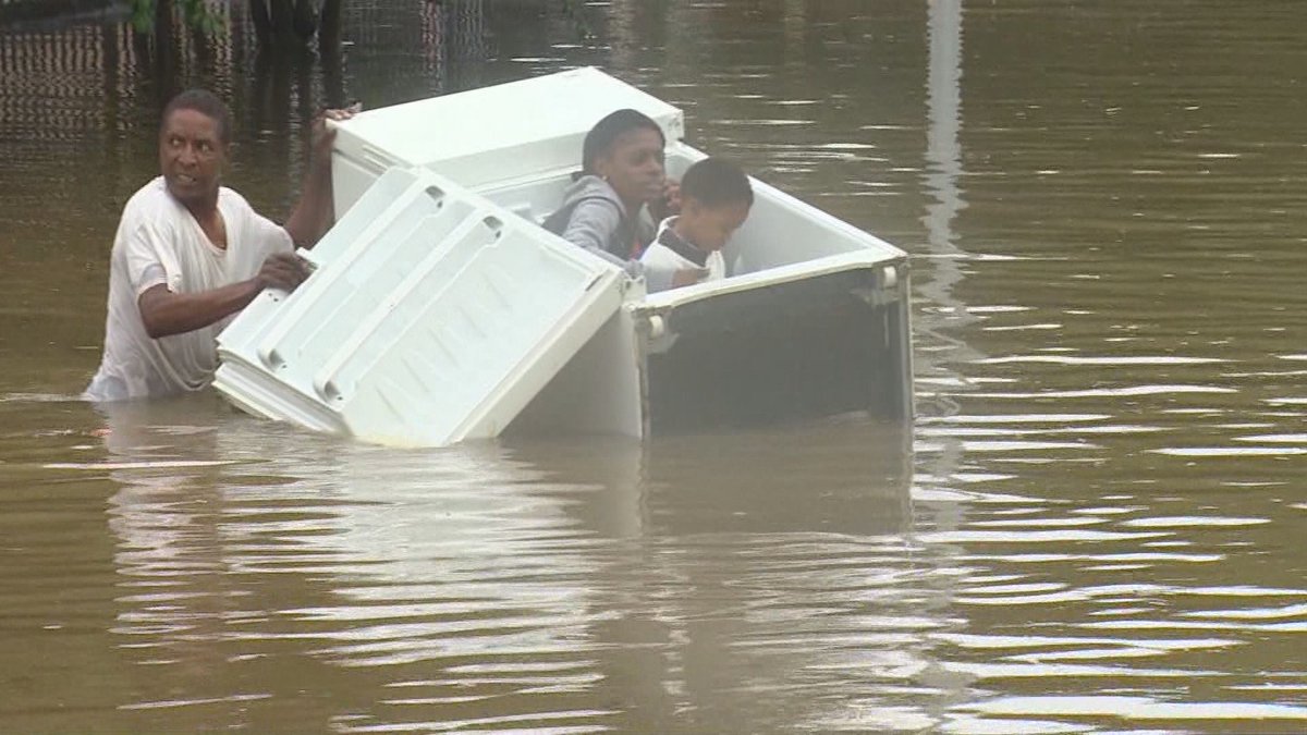 哈维飓风27日起开始肆虐美国得州南部，造成休斯敦等地洪水弥漫、灾情严重。已经造成至少5死和30人受伤，另有40人下落不明。