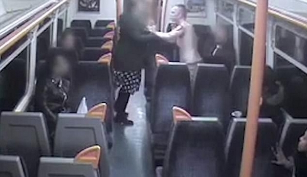 英醉酒暴徒列车上疯狂袭击乘客乘警获刑20个月