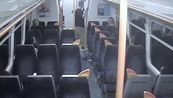 英醉酒暴徒列车上疯狂袭击乘客乘警获刑20个月
