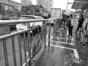 北京街头现共享雨伞:APP获取密码 用一次5毛