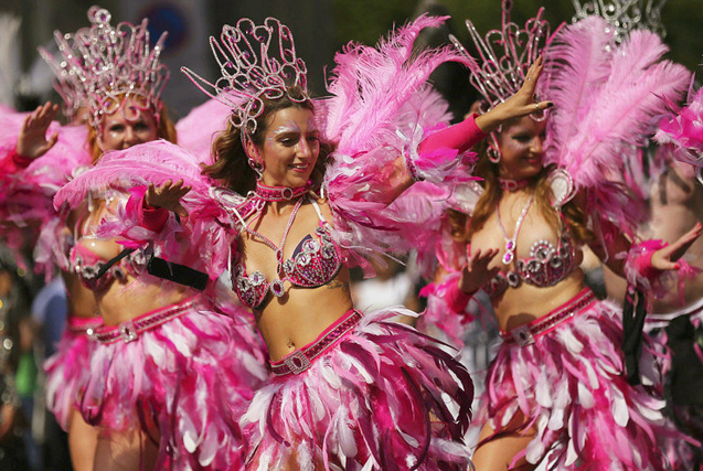 英国举行诺丁山狂欢节 美女燃爆眼球