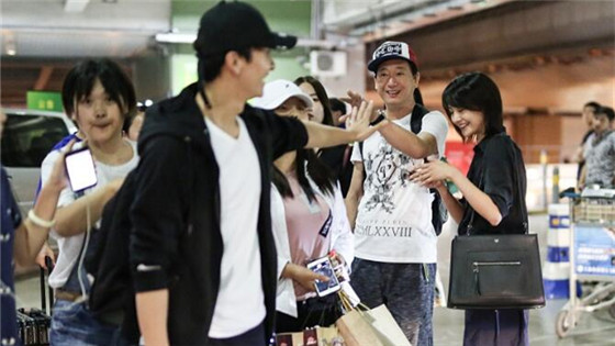 郑爽巧遇男星认出打招呼