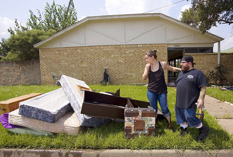美居民在哈维飓风后废墟中重整生活