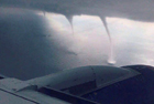 俄客机突遇三个水龙卷
