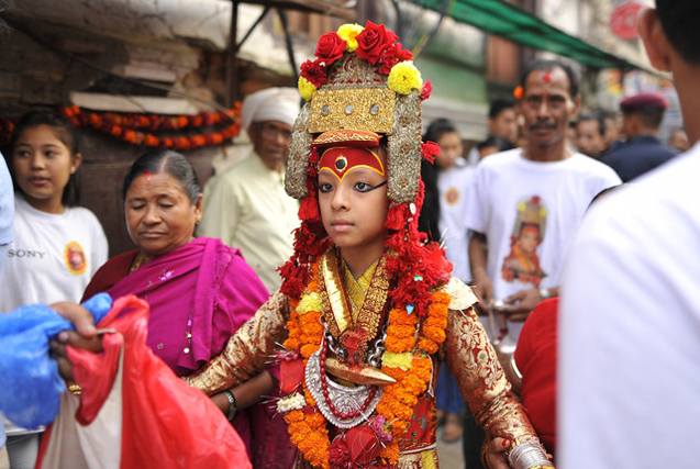尼泊尔因陀罗节 “活女神”乘花车游行