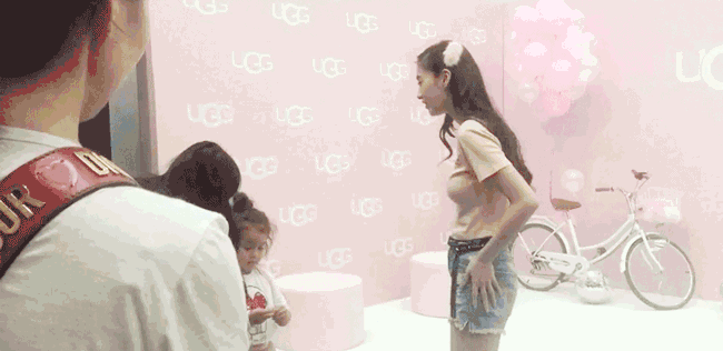 已身为标准辣妈的Baby却可爱太小朋友!