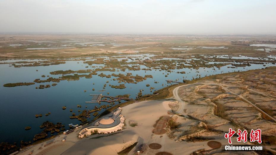 9月23日，从空中俯瞰宁夏沙湖，“一半是沙漠，一半是湖水”的独特景象令人称奇。