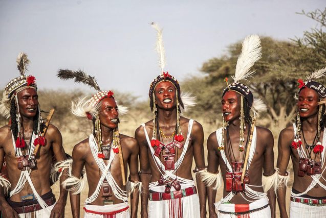 非洲部落传统求偶节男子着盛装博关注
