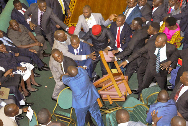 环球图片一周精选 乌干达议会上演“全武行”