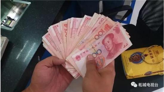 这顿饭贵了!男子误把7千元现金当垃圾扔进柴火堆