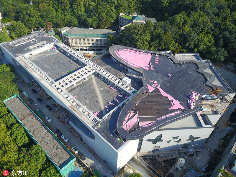 2017年10月24日，从高处鸟瞰一只翼展近百米的巨型“蝴蝶”，“蝴蝶”停落在一幢四层建筑的屋顶，这里便是尚在建设中的浙江小百花艺术中心，预计明年5月可投入使用。