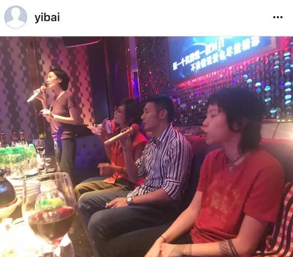 王菲母女跟李荣浩一起唱K,窦靖童的表情亮了