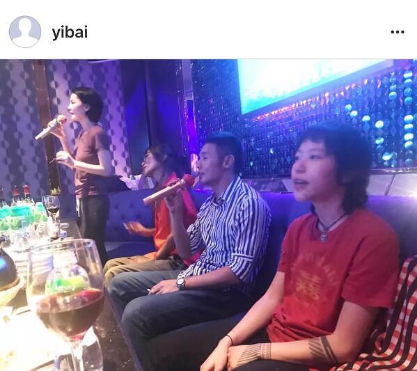 王菲母女跟李荣浩一起唱K,窦靖童的表情亮了