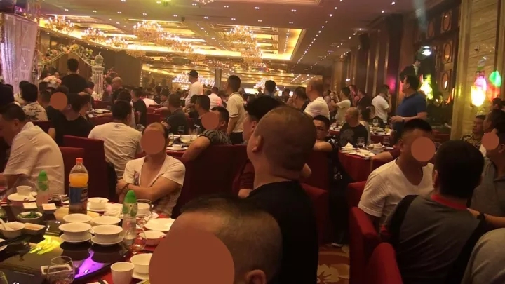 广东千名警察冲进黑帮婚礼抓人 马仔以为是助