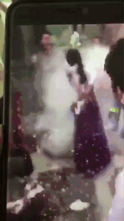 几名伴郎趁着   往新娘房内递红包的时候   将一名伴娘拉出屋外