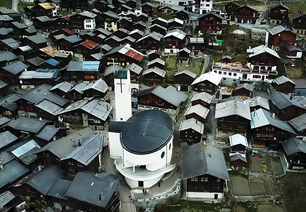 瑞士山村人口锐减村长出奇招 给40万元吸引移民