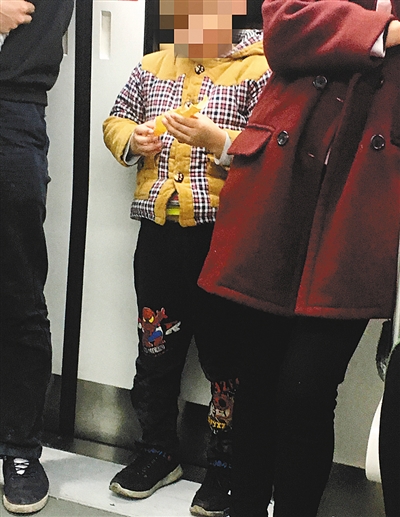 小孩地铁抢夺蛋卷刷新下限!网友:真是没素质不要脸!