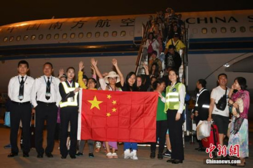 11月30日早晨5点43分许,滞留巴厘岛213名中外旅客乘CZ6066航班飞抵深圳宝安国际机场。中新社记者 陈文 摄 11月30日早晨5点43分许,滞留巴厘岛213名中外旅客乘CZ6066航班飞抵深圳宝安国际机场。中新社记者 陈文 摄