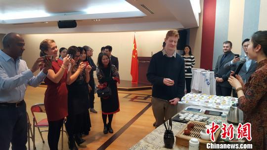 当地时间12月9日，中国驻多伦多总领馆举办留学中国交流说明会。图为与会者体验中国茶艺。驻多伦多总领馆供图