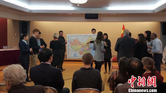 当地时间12月9日，中国驻多伦多总领馆举办留学中国交流说明会。图为与会者通过游戏了解中国高铁发展。驻多伦多总领馆供图