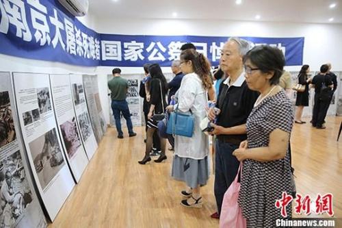 当地时间12月13号上午10点，澳大利亚暨“血写的历史”日本军国主义在亚太地区罪行图片展在澳大利亚江苏总会会馆举行。 中新网记者陶社兰摄