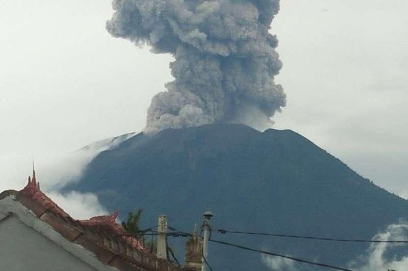 巴厘岛阿贡火山11号喷发 引发轻微地震