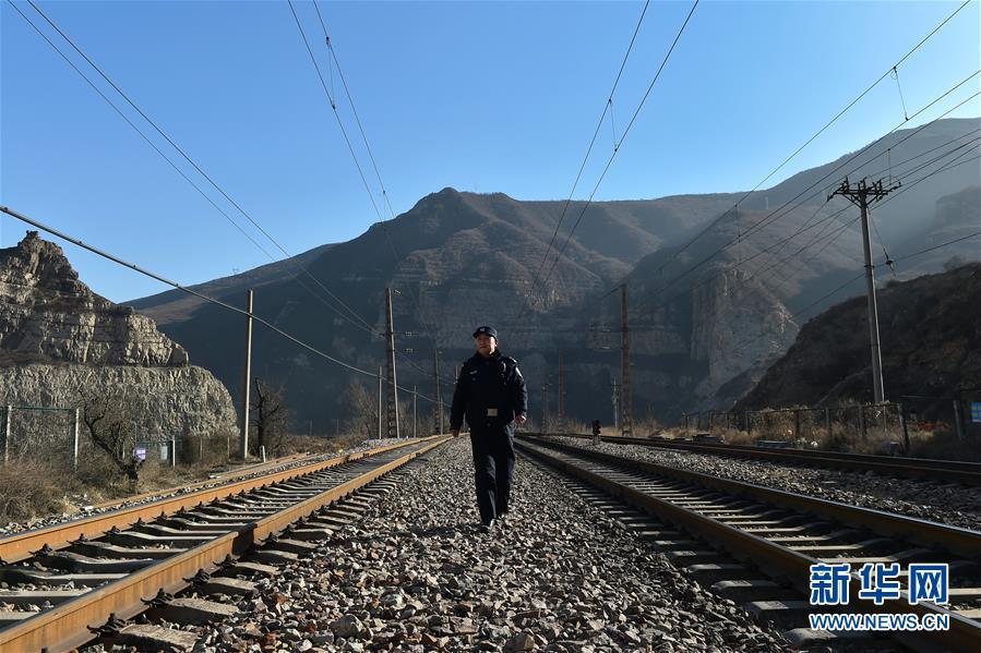 　　1月31日，蔡满书在芦庄火车站附近的铁路线巡视。山西省忻州市管涔山脚下有一个名叫“芦庄”的四等火车站，它的主要职能是协调客、货车的会让，每天有52列火车经过站台，却没有一位乘客上下车。蔡满书是太原铁路公安处原平车站派出所的一名铁路警察，从2005年起，他开始在芦庄火车站进行治安防范检查。巡视线路、清站查车、消防检查……每一项工作他都尽职尽责，默默地守护着这座深山中的小火车站。“站小责任大，看着火车安全顺利驶过站台，我心里特别有成就感。”蔡满书一说起自己的工作总是满脸自豪。新华社记者 曹阳 摄