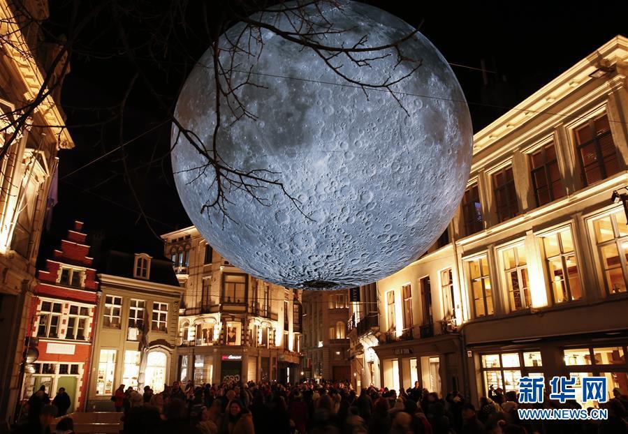 　　这是1月31日在比利时根特灯光节上拍摄的巨型“月亮灯”。三年一届的根特灯光节于1月31日晚正式开幕，将持续至2月4日，本次灯光节展示了36组件当代艺术家的灯光作品，吸引众多市民参观。新华社记者叶平凡摄